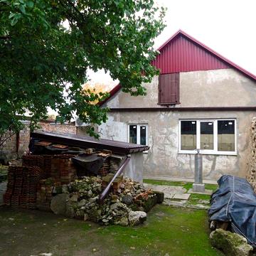 дом под реконструкцию,рядом парк Петровского,остановка,школа.