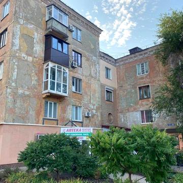 Продається 2-кімнатна комфортна “Сталінка” біля СК “КБ-75”