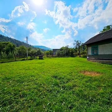 Компактний житловий будинок в мальовничому куточку Карпат...