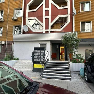 Анни Ахматової вул., 43