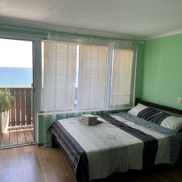 Двоповерховий будиночок біля моря