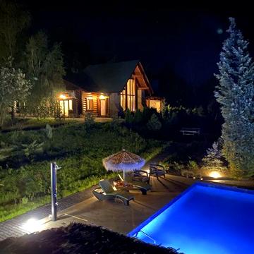 Продається будинок з двома басейнами та зі своїм озером.