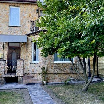 Продаю затишний окремий даоповерховиц будинок поблизу центру  міста