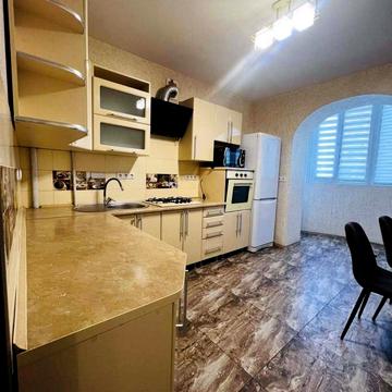 Хотинська вул., 12