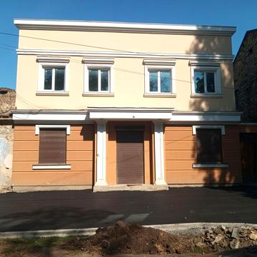 Середня вул., 44