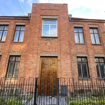 Театральна вул., 9