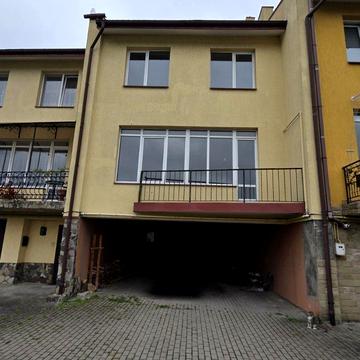 Дмитра Яворницького вул., 2