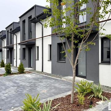 Місячна вул., 13