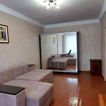 Космонавтів вул., 11