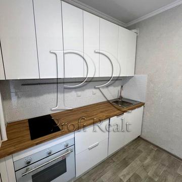 Анни Ахматової вул., 8