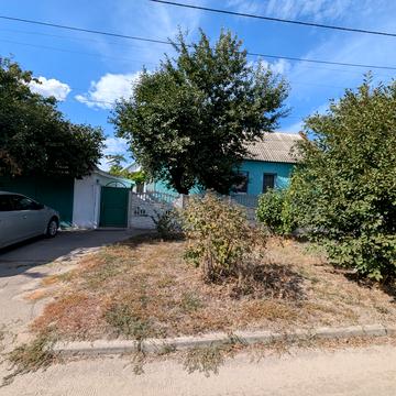 Юності вул., 32