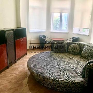 Будівельників вул., 30