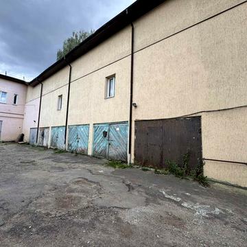 Залізнична вул., 16