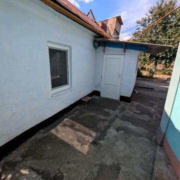 Юності вул., 32