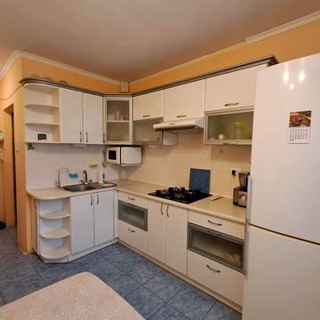 Металургів просп., 10