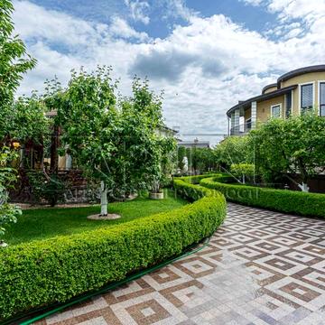 Богатирська вул., 1