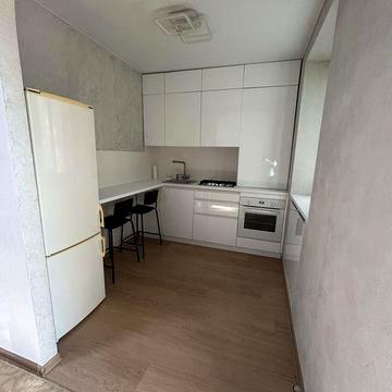 Здається 3 кімнатна квартира на довгій термін з сучасним ремонтом.