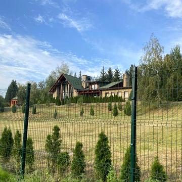 Продається будинок з двома басейнами та зі своїм озером.