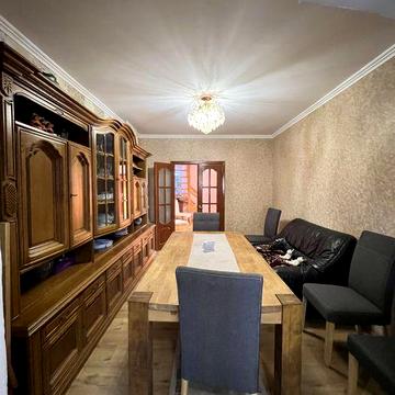 Півособняк із земельною ділянкою поруч центру міста