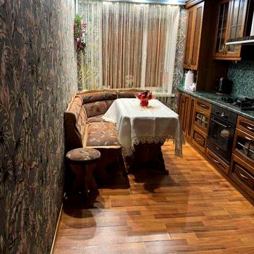 АН продам трехкомнатную квартиру в центре