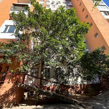 Тополина вул., 18/1