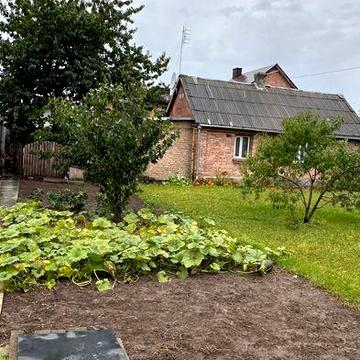 Продаж частини будинку зі всіма зручностями в місті, 5 сот землі