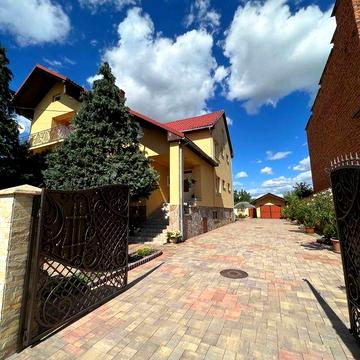 Сімейний будинок з басейном, сауною і садом у тихому місці