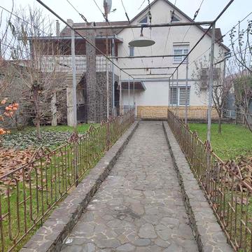 Продається просторий будинок. Поруч центр. Цент.комун+гараж+тераса