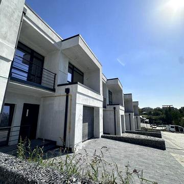 Власник продає. 2 поверхові таунхауси з ділянкою на 4 сотки