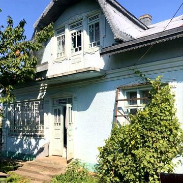 Продається будинок з присадибною ділянкою землі