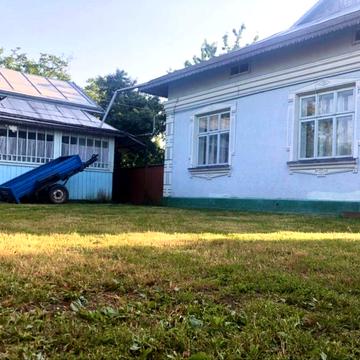 Продається будинок з присадибною ділянкою землі