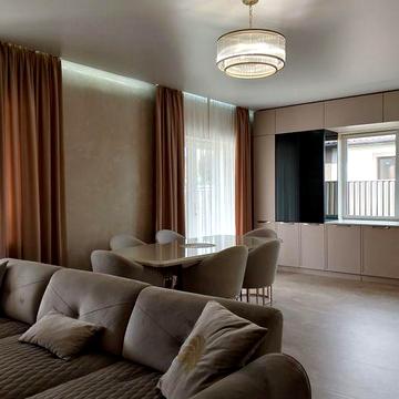 Будинок, в якому комфорт та стиль поєднуються з технологічністю