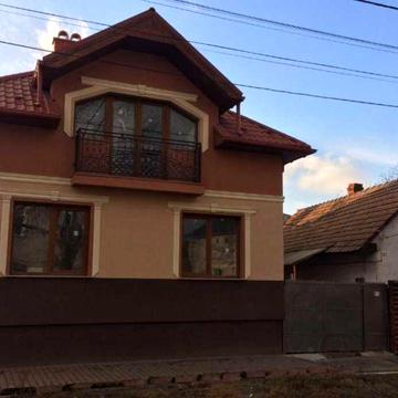 Двоповерховий будинок біля Берегівських термалів в центрі міста.
