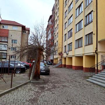 2 к.новоб.  простора здана  в центрі вул.Шевченка  по ціні 900$/ кв.м.
