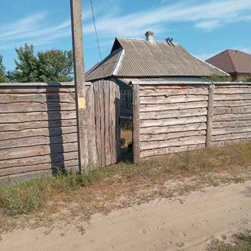Етнічна хата з ділянкою
