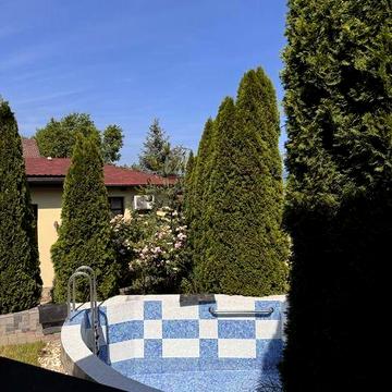 Власний будинок з басейном