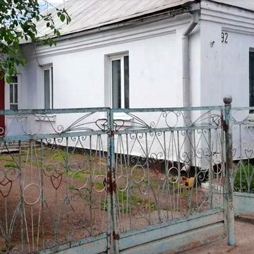 БУДИНОК в місті з ділянкою та гаражем"