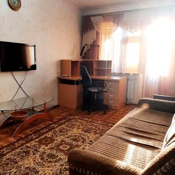 Продам  свою 2-х к. возле метро!