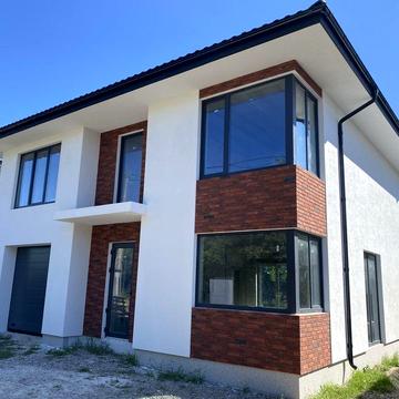 Сучасний особняк з гаражем та подвірям, 5 соток землі