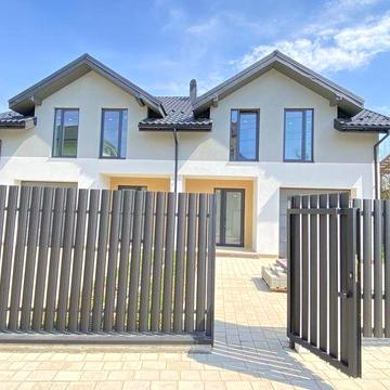 Напівособняк 130 м² з гаражем і 3 сотками землі біля міста