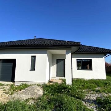 Одноповерховий особняк 140 м² з гаражем і ділянкою 12 соток