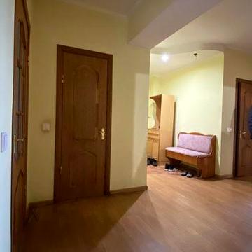 Простора 3-кімнатна квартира 110 м² на Тролейбусній
