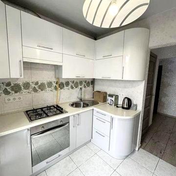 2-х кімнатна квартира по вул. Залізничній, біля ЖД вокзалу.