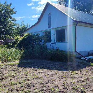 Продається одноповерховий цегляний будинок.Три кімнати.11 соток землі