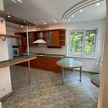 Простора 3-кімнатна дворівнева квартира з гаражем, вул. Карпатська