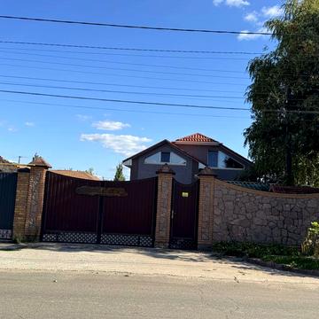 Продається 2 поверховий будинок в центрі міста.