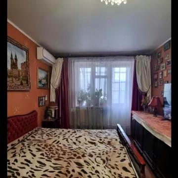 Космонавтів вул., 8