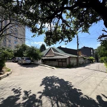 Малий узвіз, 8