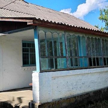 Продам добротний великий цегляний будинок моб. +380977745151