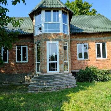 будинок в гарному районі